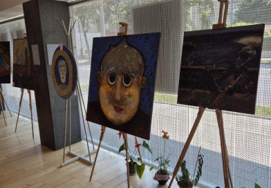 Expoziție marca Levente Csatlós și „ÎNGERII DE LÂNGĂ NOI”